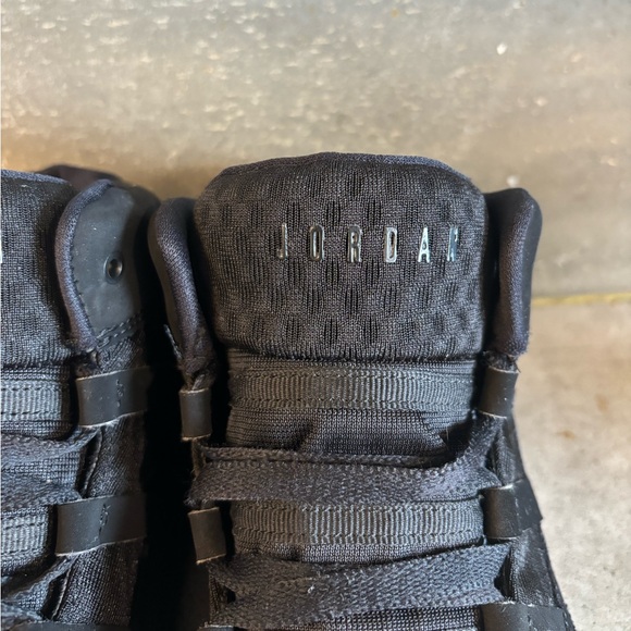 Nike Air Jordan Max Aura Triple Black Mid Size Youth 3 Black On Black Jordans - Picture 8 of 12